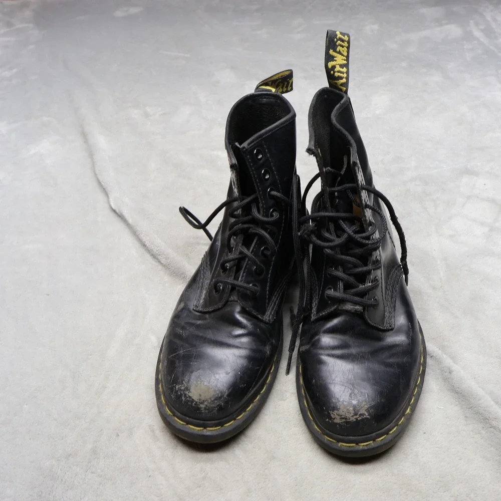 Dr Martens Unisex M8 L9 Boots Black Smooth Leather Lace Up‎ Classic Everyday